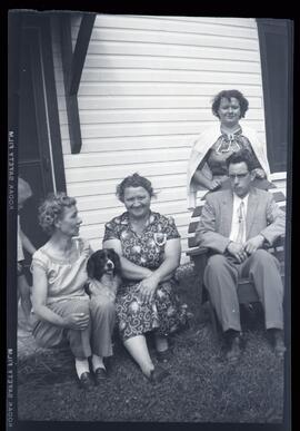 Membres de la famille Edgley accompagnés d’une femme et d’un chien à l’extérieur