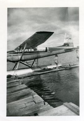 Deux enfants à côté d’un hydravion