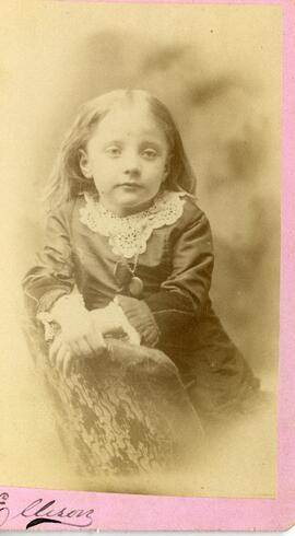Portrait d’une petite fille non identifiée