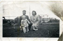 Eileen et Granville avec leur enfant Georgie à l’extérieur