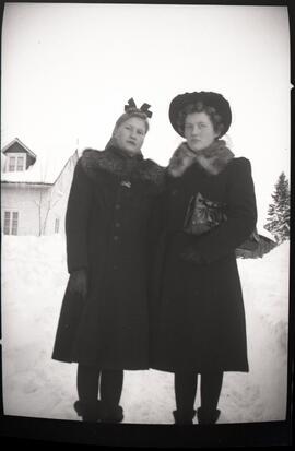 Iola et Alice Kingsborough à l’extérieur en hiver