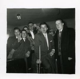 Lloyd Kingsborough avec un groupe d'hommes non identifiés