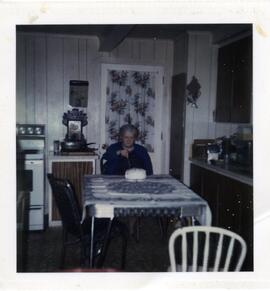 Alice Kingsborough assise à une table avec un gâteau