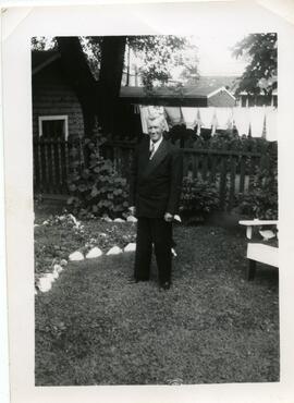 Saskett Kingsborough dans un jardin de maison