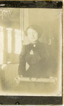 Portrait d’une femme non identifiée tenant un rouleau
