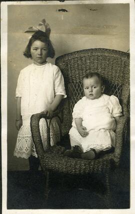 Portrait de deux enfants non identifiés vêtus de blancs