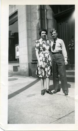 Laura Henderson et Eric Trusler devant la porte d’un bâtiment