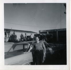 Lloyd Kingsborough à côté d'une voiture
