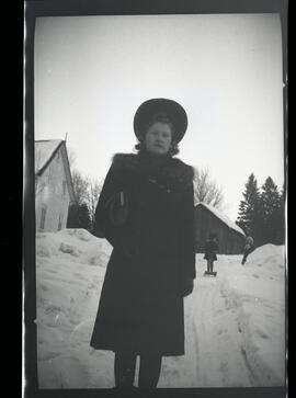 Iola Kingsborough à l’extérieur en hiver