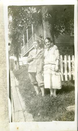 Photographie de Rosabelle Tessier et Candide Tessier née en août 1904.  Rosabelle, décédée le 8 avril 1927 à l’âge de 22 ans et 8 mois