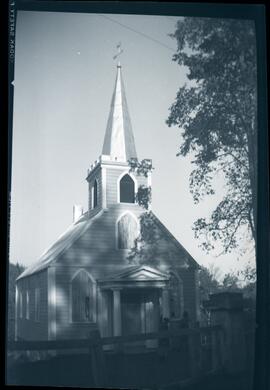Photo de l'avant d'une petite église