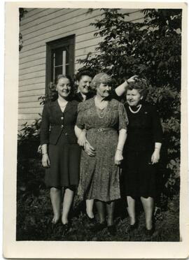 Eliza Livingstone Gilpin avec trois de ses filles à l’extérieur