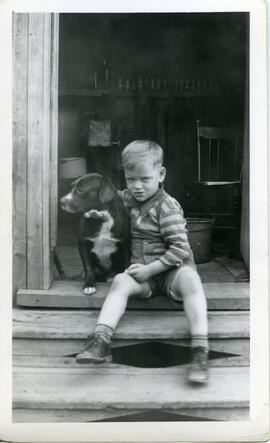 Bernard Edgley à côté d’un chien