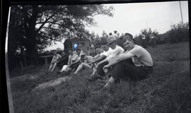 Membres de la famille Kingsborough avec d’autres personnes à l’extérieur