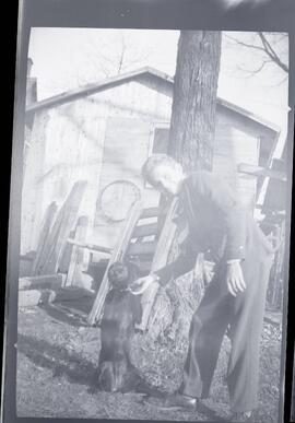 Malcolm Kingsborough avec un chien à l'extérieur