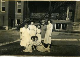 Alice Kingsborough avec un groupe de femmes en uniforme à l’extérieur