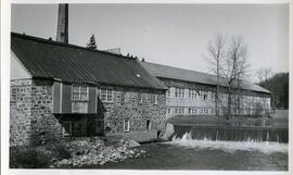 Photo de l'extérieur du moulin Ford près de l'eau