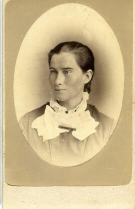 Portrait ovale d’une femme non identifiée