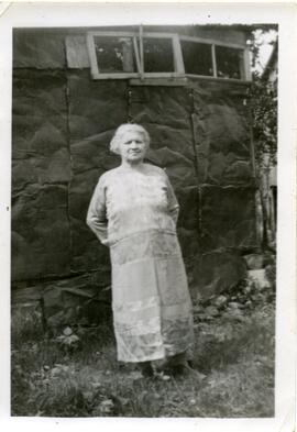 Eliza Henderson Gilpin à l’extérieur d’un bâtiment
