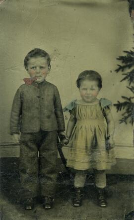 Photographie de deux jeunes enfants.  Photographie sur méta