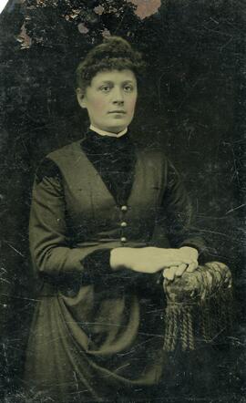 Photographie d’une jeune femme.  Photographie sur métal