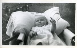 Linda Kingsborough lorsqu’elle était bébé couchée sur un oreiller