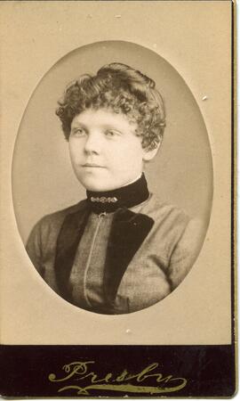 Portrait d’une femme non identifiée