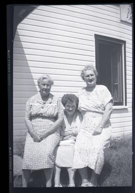 Alice Kingsborough, Ethel Gilpin Kingsborough et Margaret Kingsborough à l’extérieur