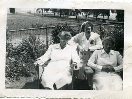 Mrs Swanwick, Mrs Parker et Miss Weldon assises à l’extérieur