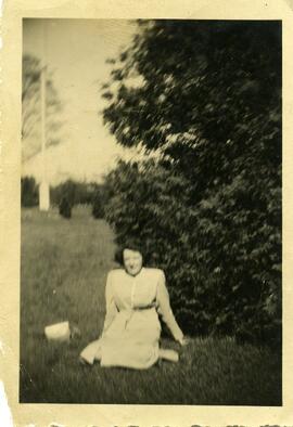 Shirley Whiting Kingsborough assise au sol à l’extérieur