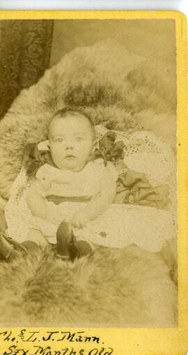 Portrait d’un bébé non identifié