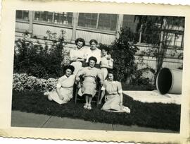 Alice Kingsbroough avec un groupe de femmes en uniforme posant à l’extérieur