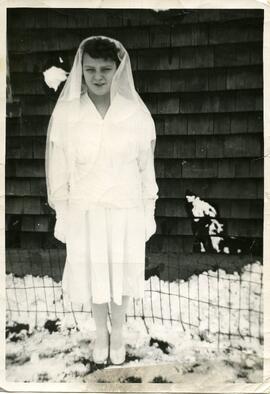 Margaret Edgley portant une robe et un voile blancs à l’extérieur
