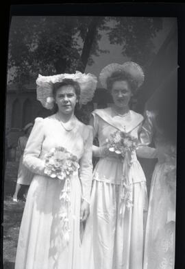 Alice Kingsborough et Florence Smith au mariage de Iola Kingsborough