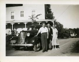 Membres de la famille Kingsborough à côté d’une voiture