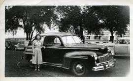 Alice Kingsborough posant à côté d’une voiture
