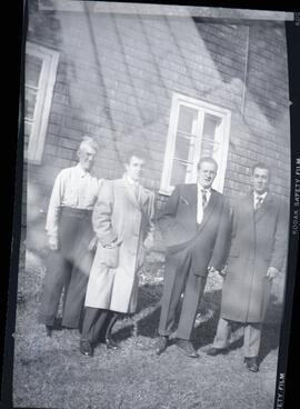 Saskett et Lloyd Kingsborough avec deux hommes non identifiés à l'extérieur