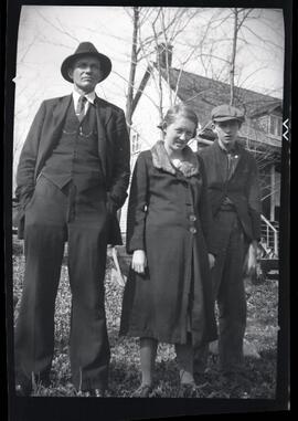Alice et Clifford Kingsborough avec Dona Germain à l’extérieur