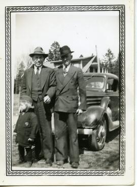 Saskett et Malcolm Kingsborough avec Bill Shanahan à l’extérieur