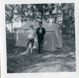 Une jeune fille et un boy-scout non identifiés