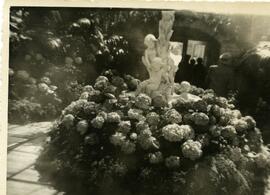 Massif de fleurs et statue dans un jardin d’hiver