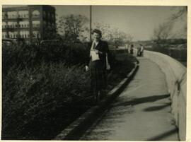 Alice Kingsborough à côté d’arbustes