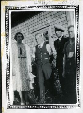 Membres de la famille Kingsborough avec Laura et Emmett Henderson devant une maison