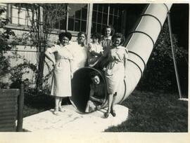 Alice Kingsborough avec un groupe de femmes en uniforme à l’extérieur
