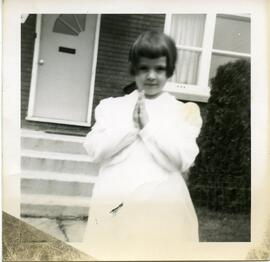 Judy Conway devant une maison