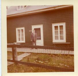 Malcolm Kingsborough sur le perron d’une maison