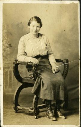 Portrait d'une femme non identifiée assise sur une chaise