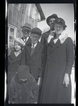Membres de la famille Kingsborough avec Dona Germain à l’extérieur en hiver