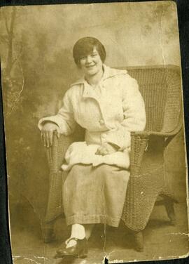 Portrait d’une femme non identifiée assise
