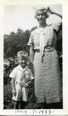 Ruby Bonnallie Reeves et son fils George à l’extérieur